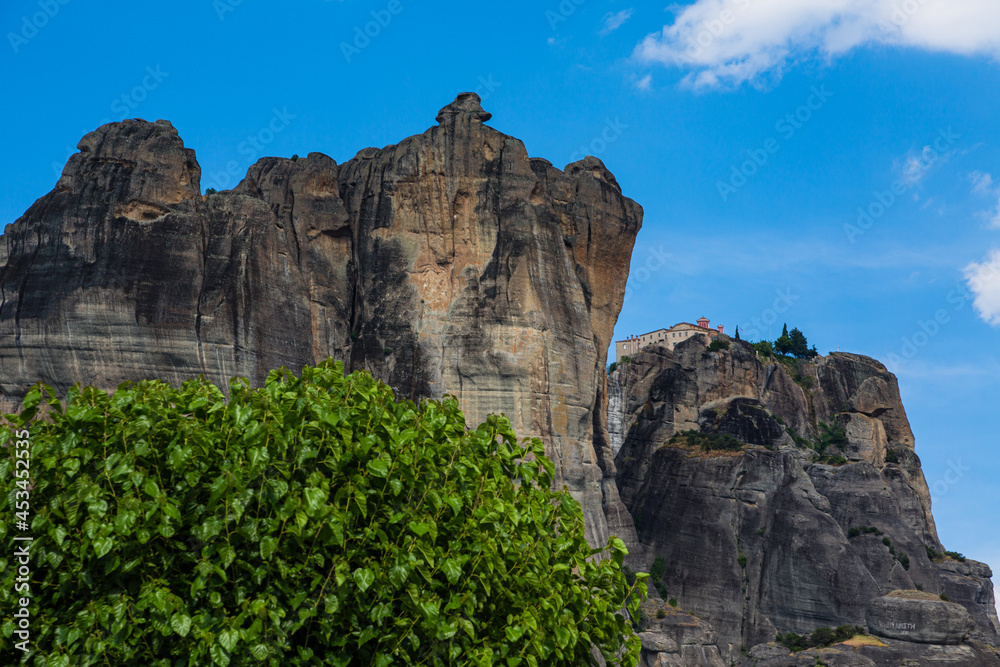 ギリシャ　カランバカの町から見えるメテオラの奇岩とアギア・トリアダ修道院