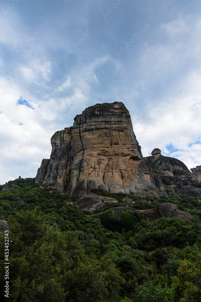ギリシャ　アギア・トリアダ修道院までのトレッキングコースから見える巨大なメテオラの奇岩
