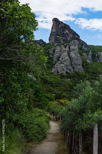 ギリシャ アギア・トリアダ修道院までのトレッキングコースから見えるメテオラの奇岩群