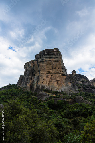 ギリシャ アギア・トリアダ修道院までのトレッキングコースから見える巨大なメテオラの奇岩