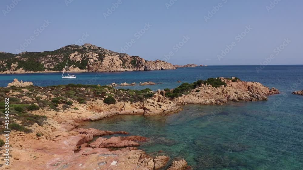 La costa, il mare e le isole della Sardegna, Italia. Romazzino.
