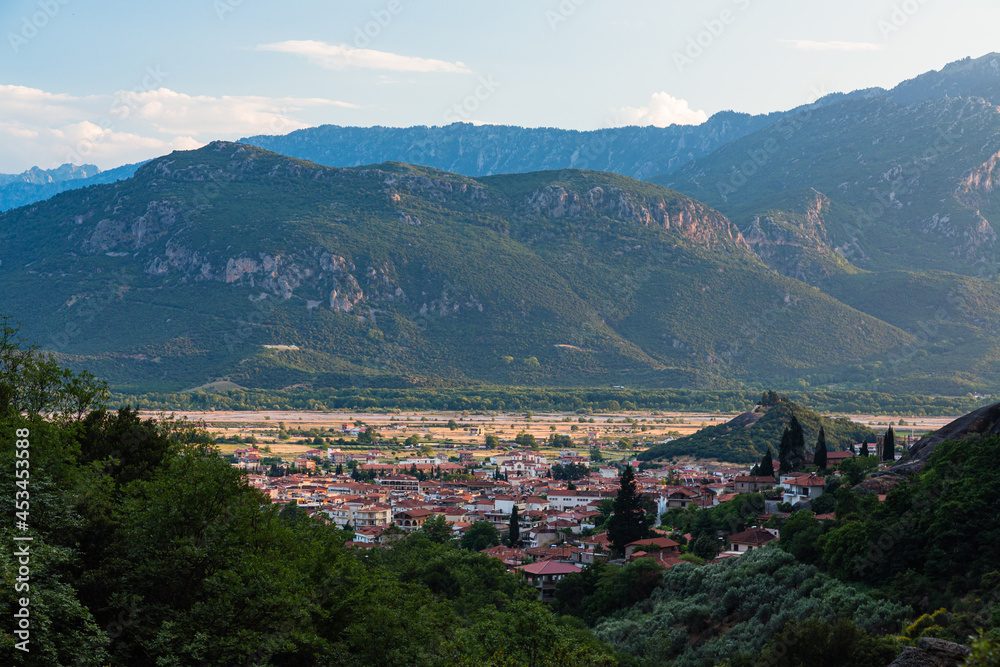 ギリシャ　メテオラのアギア・トリアダ修道院までのトレッキングコースから見えるカランバカの街並みと後ろに広がるピンドス山脈