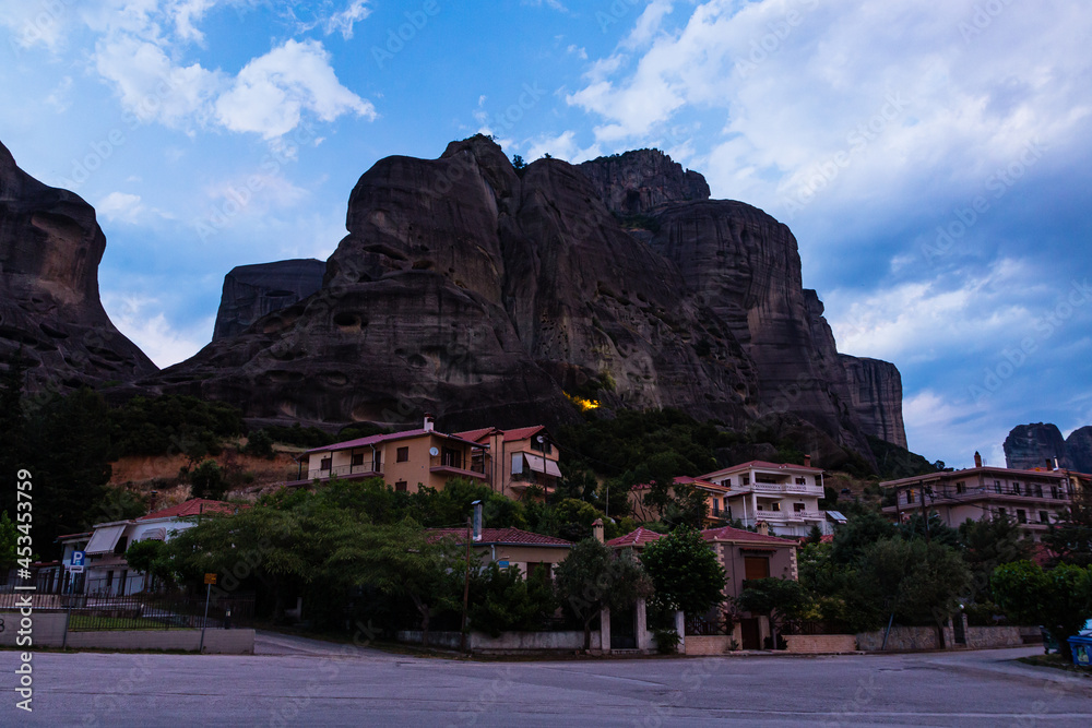 ギリシャ　夕暮れ時のカランバカの街並みとメテオラの奇岩群