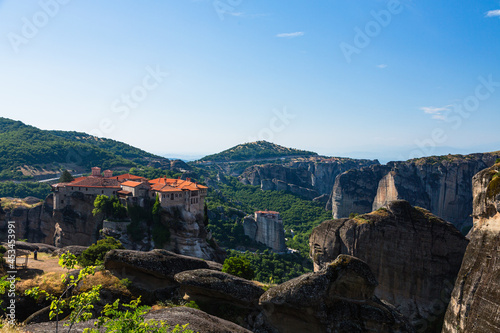 ギリシャ メテオラの断崖絶壁の岩山の上に建つヴァルラアム修道院