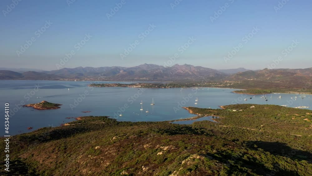 La costa, il mare e le isole della Sardegna. Capo Coda Cavallo. Ripresa aerea con il drone. Italia.. BAIA SALINEDDA, SALINA BAMBA