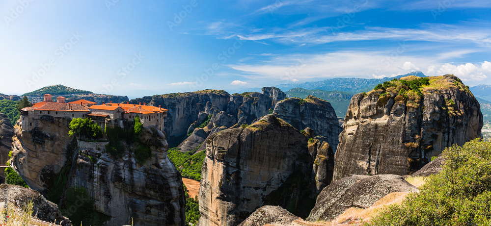 ギリシャ　メテオラの断崖絶壁の岩山の上に建つヴァルラアム修道院と奇岩群