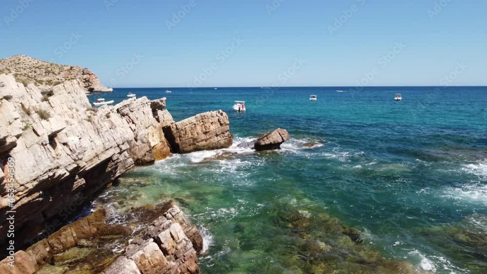 Giornata di mare mosso nella parte rocciosa della costa di Castellammare del Golfo, in Sicilia Giornata di mare mosso nella parte rocciosa della costa di Castellammare del Golfo, in Sicilia