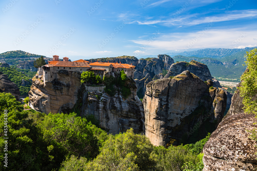 ギリシャ　メテオラの断崖絶壁の岩山の上に建つヴァルラアム修道院と奇岩群