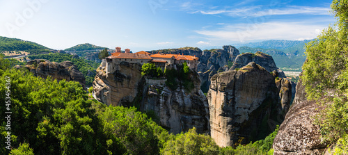 ギリシャ メテオラの断崖絶壁の岩山の上に建つヴァルラアム修道院と奇岩群