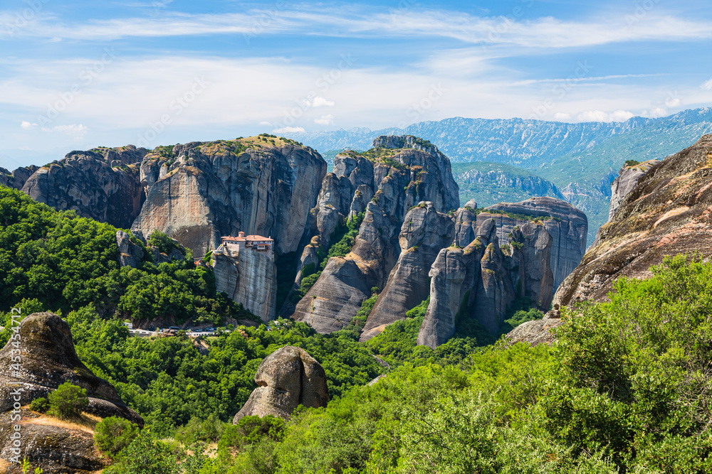 ギリシャ　メテオラの断崖絶壁の岩山の上に建つルサヌ修道院と周りを囲む奇岩群