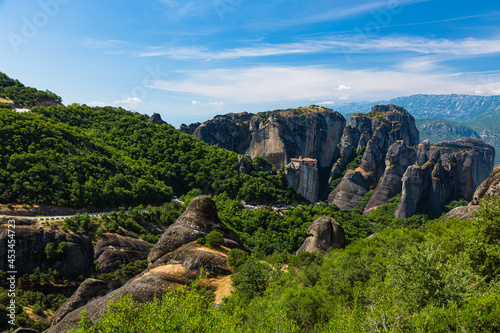 ギリシャ メテオラの断崖絶壁の岩山の上に建つルサヌ修道院と周りを囲む奇岩群