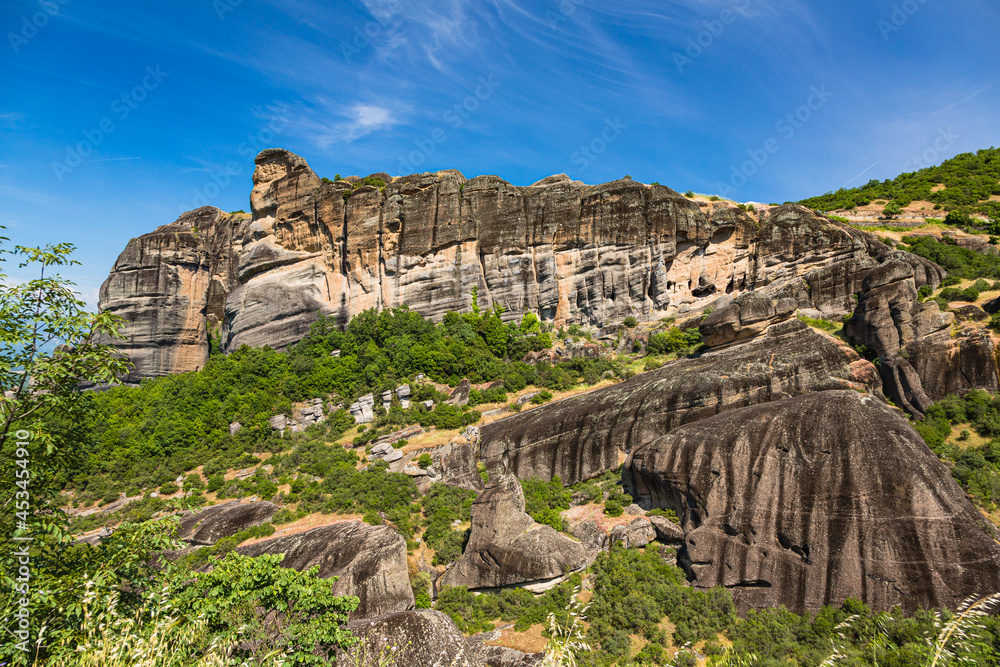 ギリシャ　メテオラの断崖絶壁の奇岩群