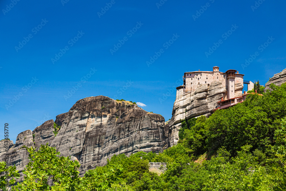 ギリシャ　メテオラの巨大な岩山の上に建つルサヌ修道院