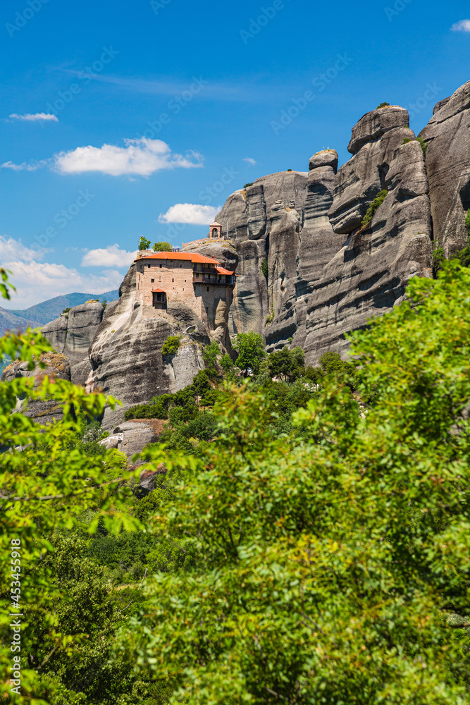 ギリシャ　メテオラの断崖絶壁の岩山の上に建つ聖ニコラオス・アナパフサス修道院