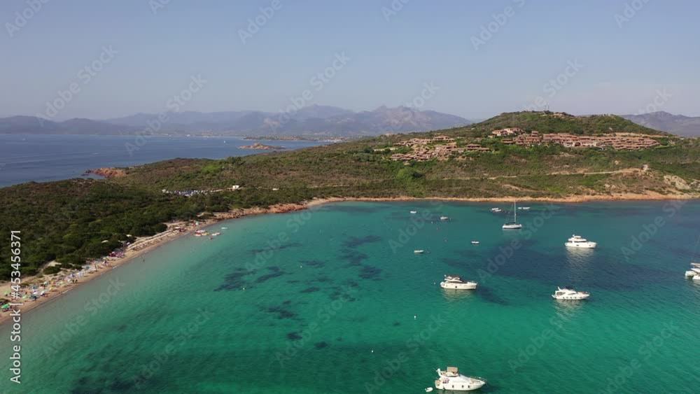 La costa, il mare e le isole della Sardegna. Capo Coda Cavallo. Ripresa aerea con il drone. Italia.