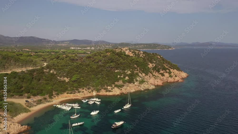 La costa, il mare e le isole della Sardegna.  Capo Coda Cavallo. Ripresa aerea con il drone. Italia.