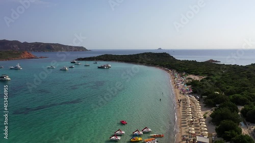 La costa, il mare e le isole della Sardegna. Capo Coda Cavallo. Ripresa aerea con il drone. Italia.
