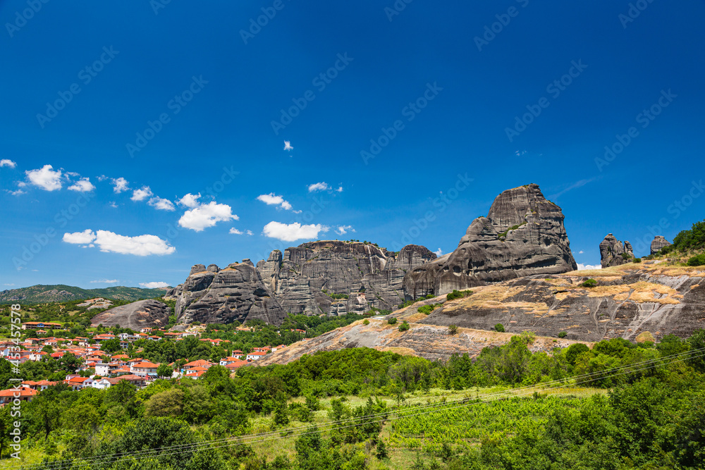 ギリシャ　カストラキの町並みと後ろに見えるメテオラの巨大な岩山