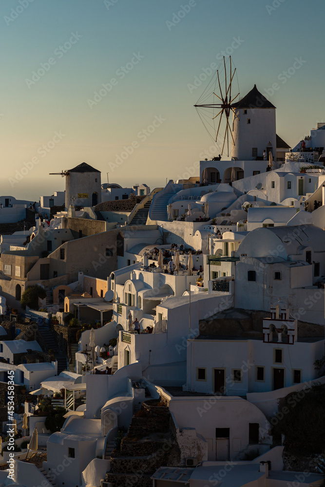 ギリシャ　サントリーニ島のイアのイア・キャッスルから見える白い街並みと風車