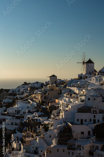ギリシャ サントリーニ島のイアのイア・キャッスルから見える白い街並みと風車