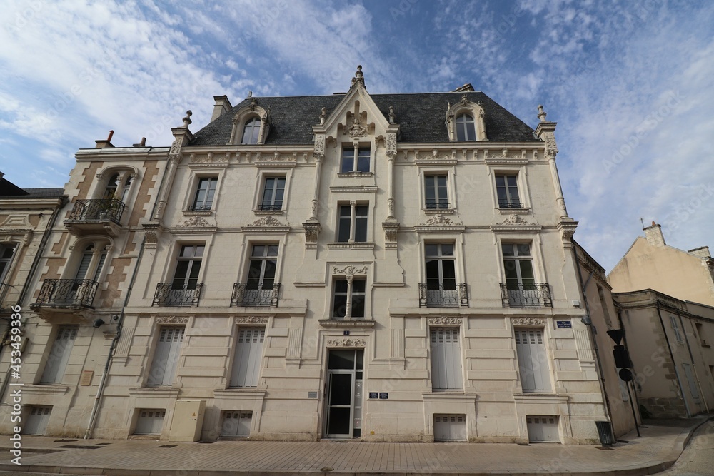 Immeuble typique, vue de l'exterieur, ville de Poitiers, departement de la Vienne, France