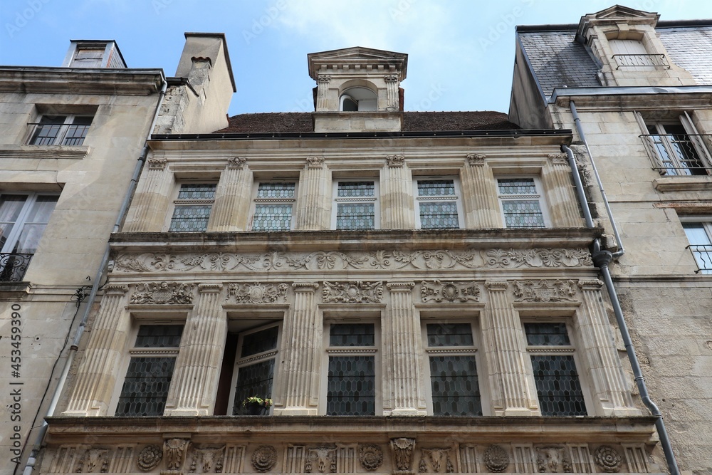 Immeuble typique, vue de l'exterieur, ville de Poitiers, departement de la Vienne, France