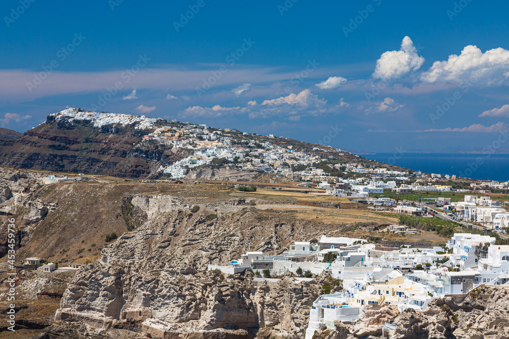 ギリシャ　サントリーニ島の郊外から見るフィラの街並みと断崖絶壁の崖
