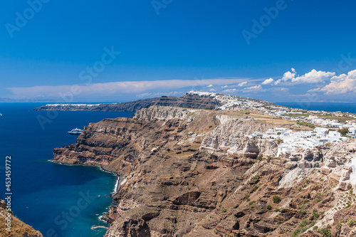 ギリシャ サントリーニ島の郊外から見るフィラの街並みと断崖絶壁の崖とエーゲ海