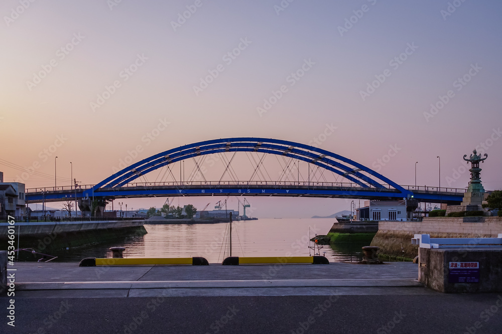 Obraz premium 瀬戸内海の夕暮れ みなと公園の太助灯籠（香川県丸亀市）