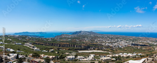 ギリシャ サントリーニ島のピルゴス村の城跡の丘から見える島全体の景色