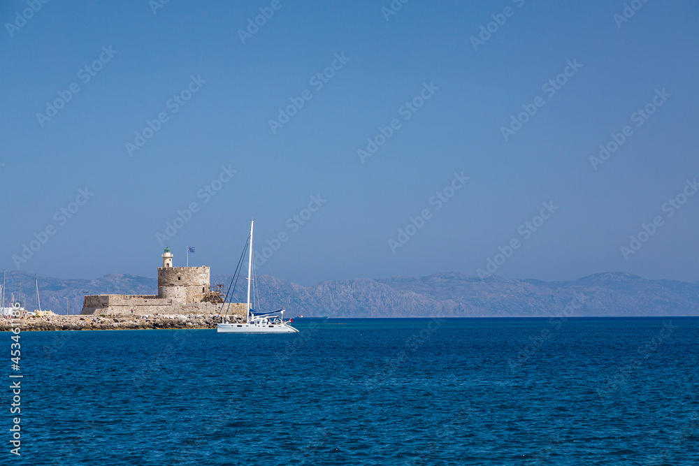 ギリシャ　ロードス島のロードスの港に建つ聖ニコラス要塞