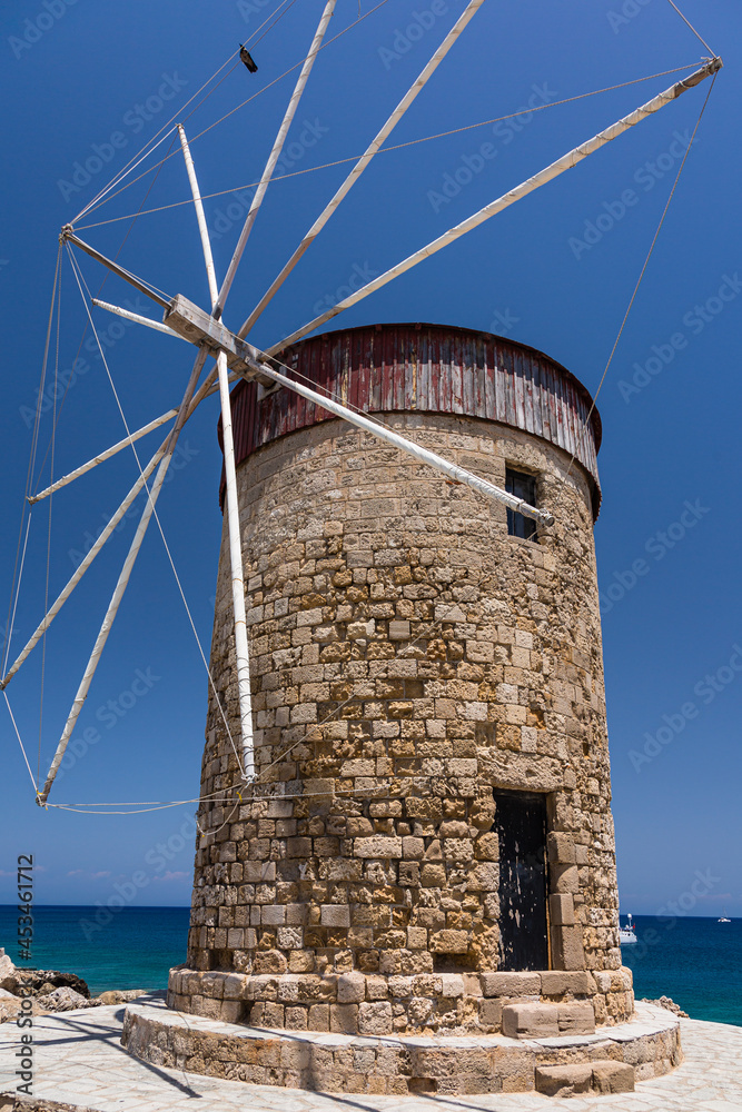 ギリシャ　ロードス島のロードスのマンドラキ港に建つ風車
