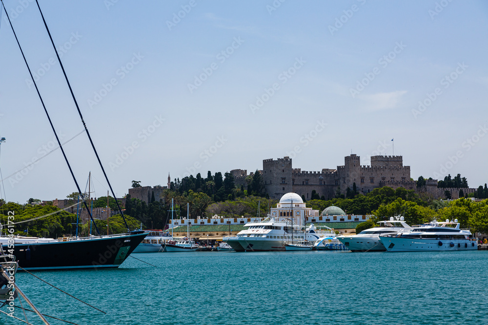 ギリシャ ロードス島のロードスのマンドラキ港とロードス騎士団のグランド マスターの宮殿
