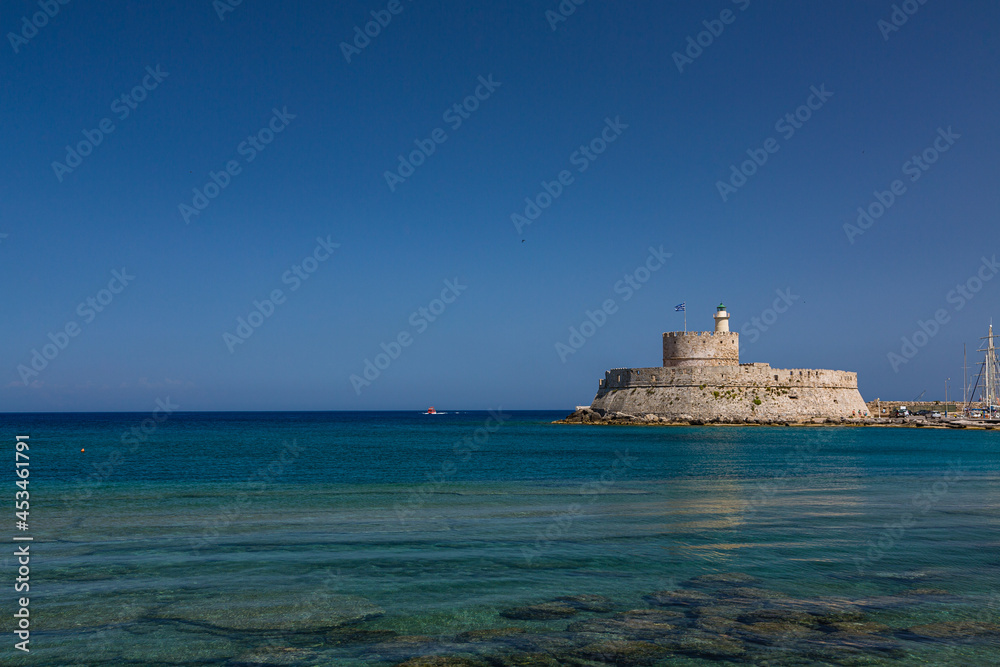 ギリシャ　ロードス島のロードスのマンドラキ港に建つ聖ニコラス要塞