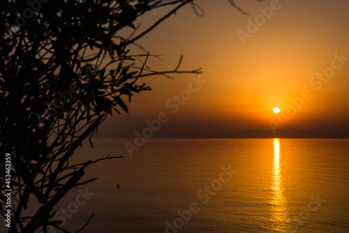 ギリシャ ロードス島から見えるエーゲ海に沈む夕日とオレンジに染まった空