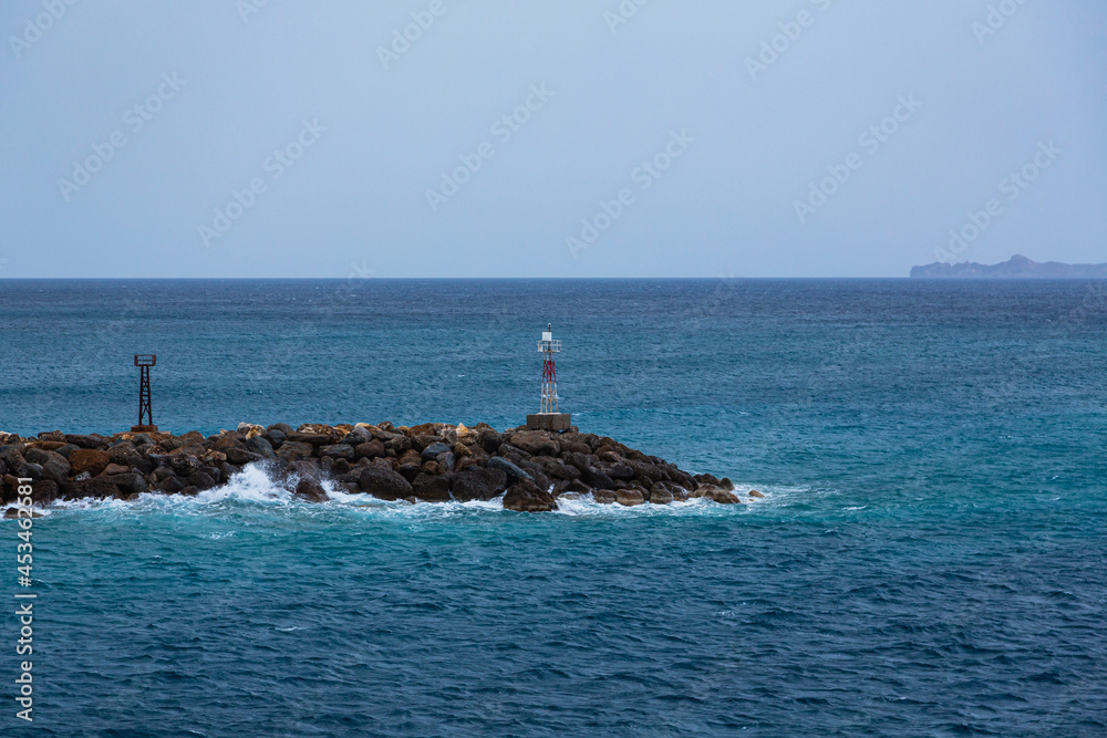 ギリシャのフェリーの船上から見える島と灯台