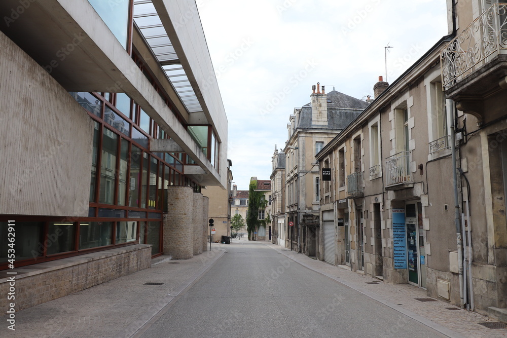 Rue typique dans la ville, ville de Poitiers, departement de la Vienne, France