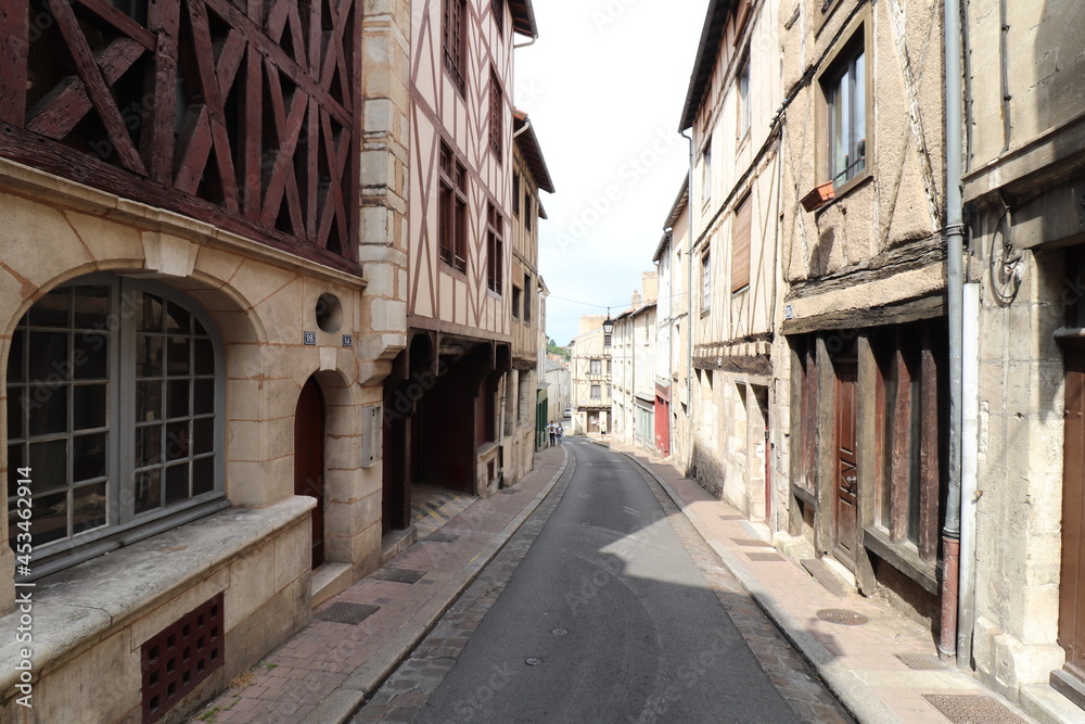 Rue typique dans la ville, ville de Poitiers, departement de la Vienne, France