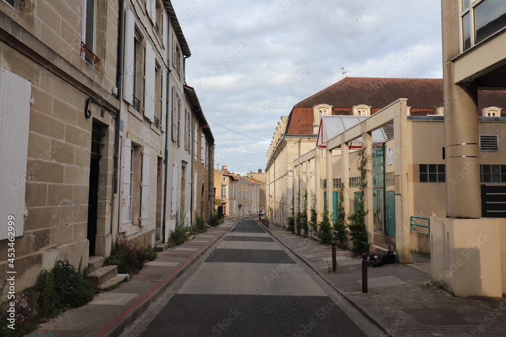 Rue typique dans la ville, ville de Poitiers, departement de la Vienne, France