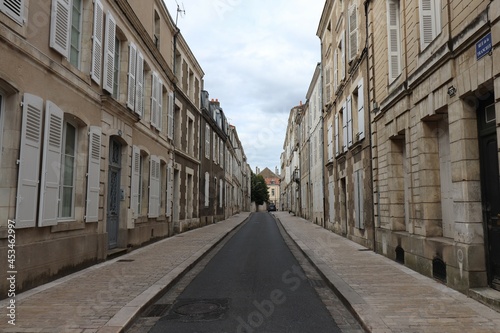 Fototapeta Naklejka Na Ścianę i Meble -  Rue typique dans la ville, ville de Poitiers, departement de la Vienne, France