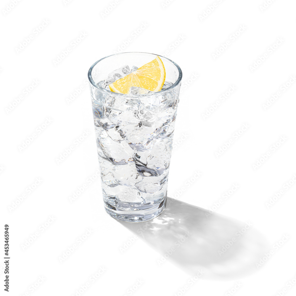 氷入りのグラスに注がれたレモンサワー。チューハイ。もしくはカクテル。添えられたレモン 氷入りのグラスに注がれたレモンサワー。チューハイ。もしくはカクテル。添えられたレモン