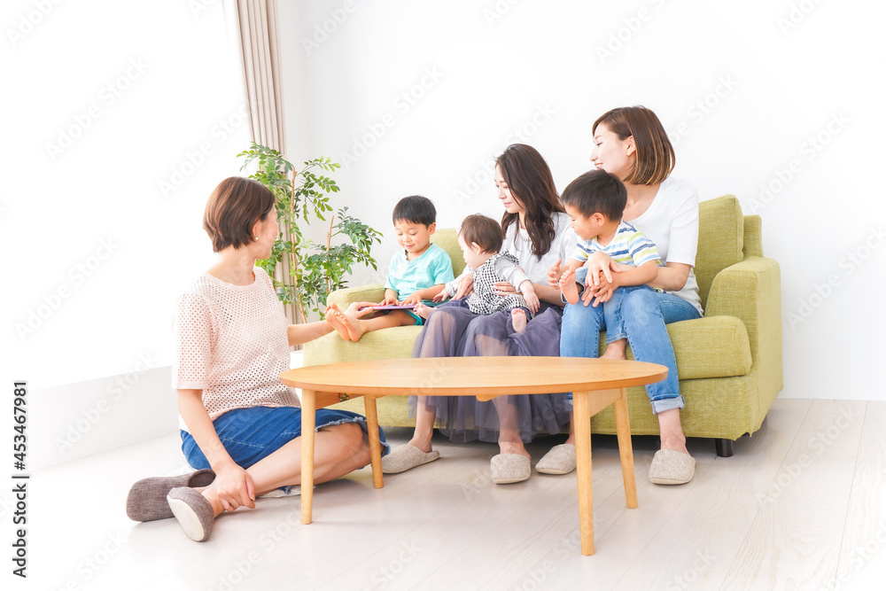 室内で楽しく遊ぶ子供とお母さん 室内で楽しく遊ぶ子供とお母さん