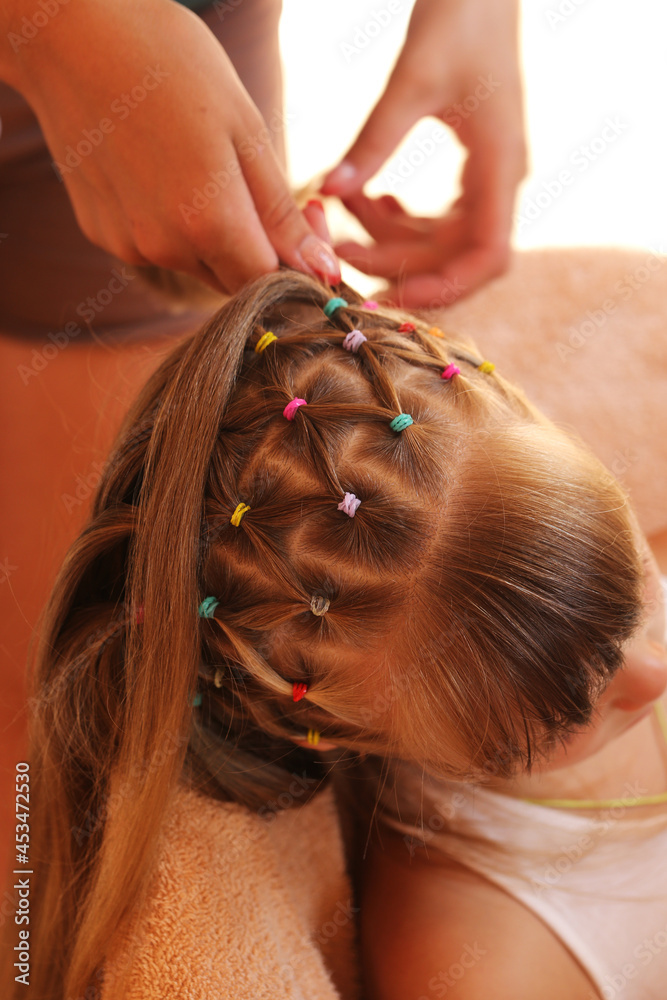 Naklejka premium Hairstyle Spider Web or Spiderweb from elastic bands