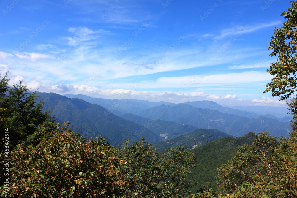 秩父の山の風景。秩父側から雲取山へ向かう登山道、通過する白岩山から見た山々の景色。