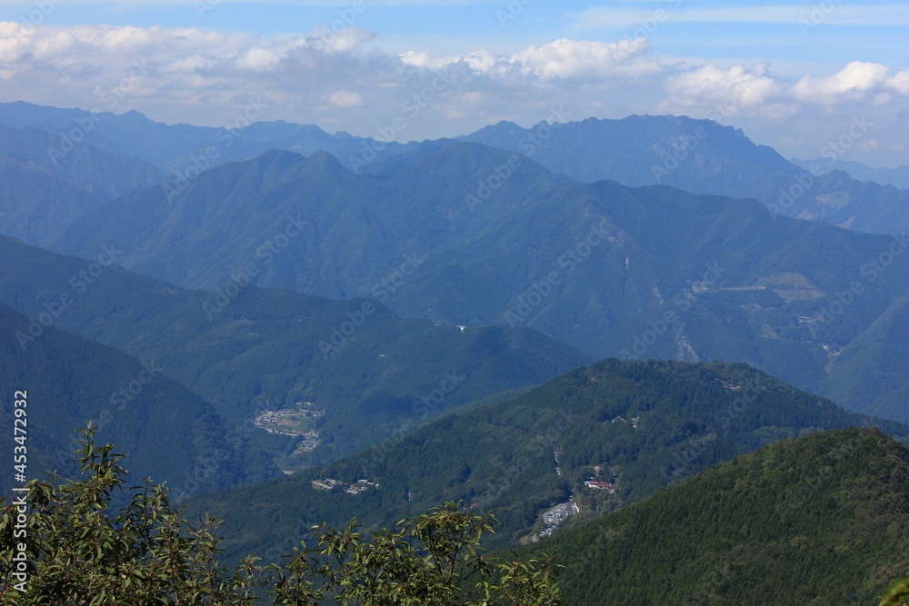 秩父の山の風景。秩父側から雲取山へ向かう登山道、通過する白岩山から見た山々の景色。