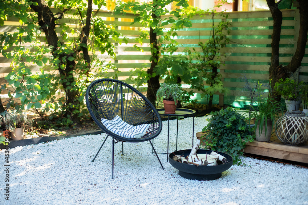 Foto De Outdoor Patio Furniture On Pebbles In A Front Garden Front