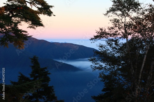 雲取山の夜明け。雲取山荘から見た日の出。空と雲海がオレンジ色に染まる。 