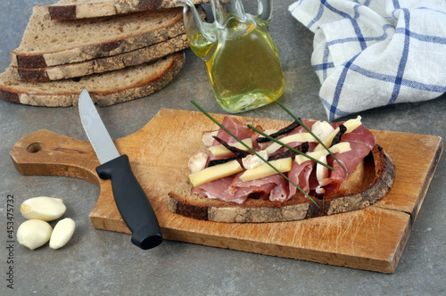 Bruschetta maison sur une planche à découper avec ses ingrédients photo