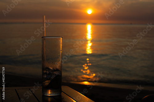 ein Drink am Meer
