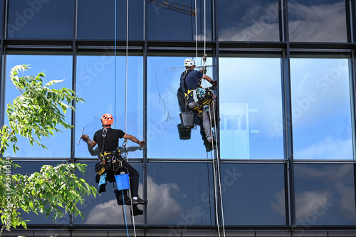 laveur de vitres travail dangereux danger job emploi hauteur immobilier photo